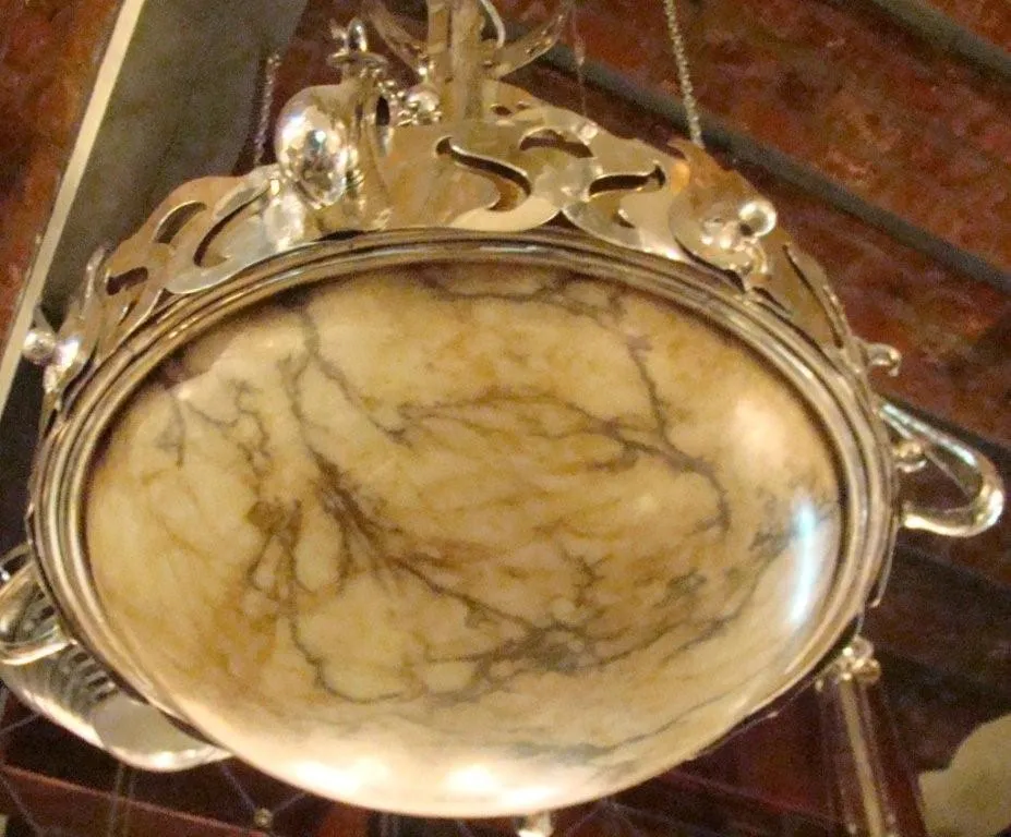 Lustre ancien avec base décorative et détails élégants