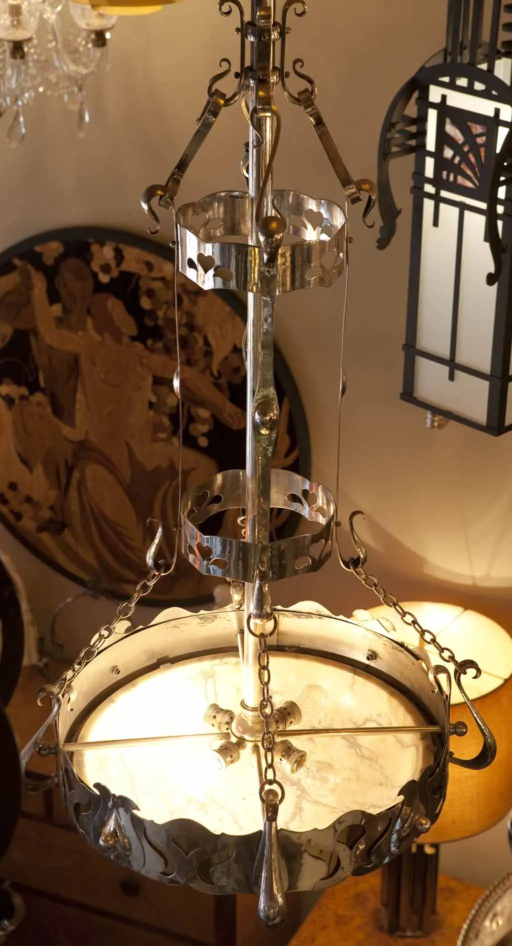 Lámpara de techo antigua con un diseño elegante en el centro de la habitación.