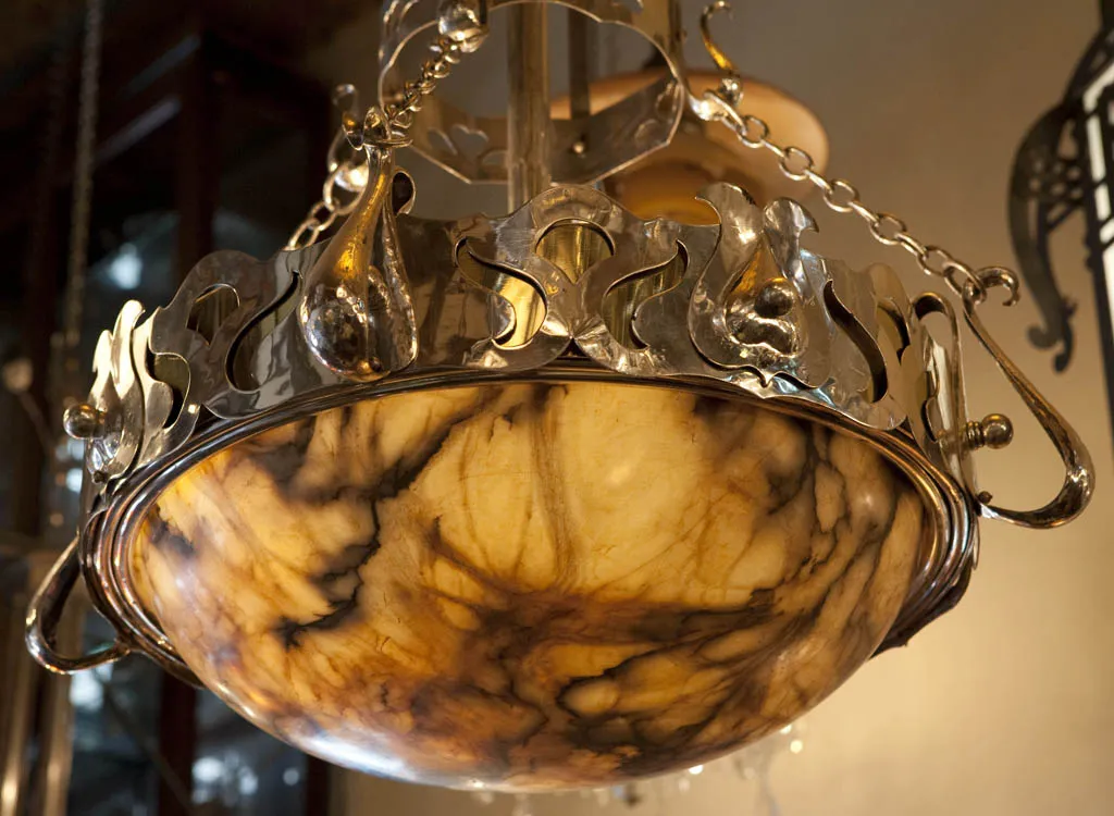 Lâmpada de teto antiga com design clássico e detalhes decorativos.