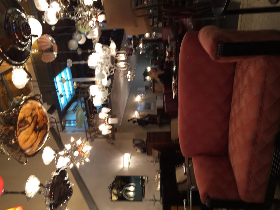 Lâmpada de teto antiga de vidro, ornamentos elegantes em um ambiente nostálgico.