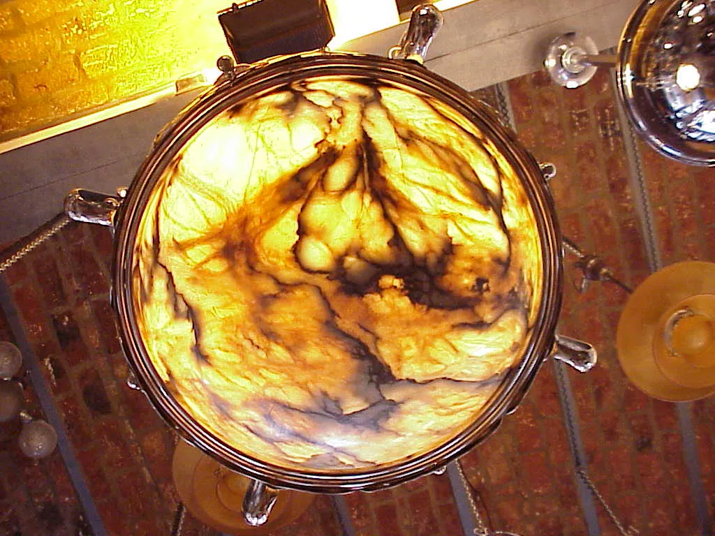 Lustre ancien avec un design artistique en tons chauds, atmosphère confortable.