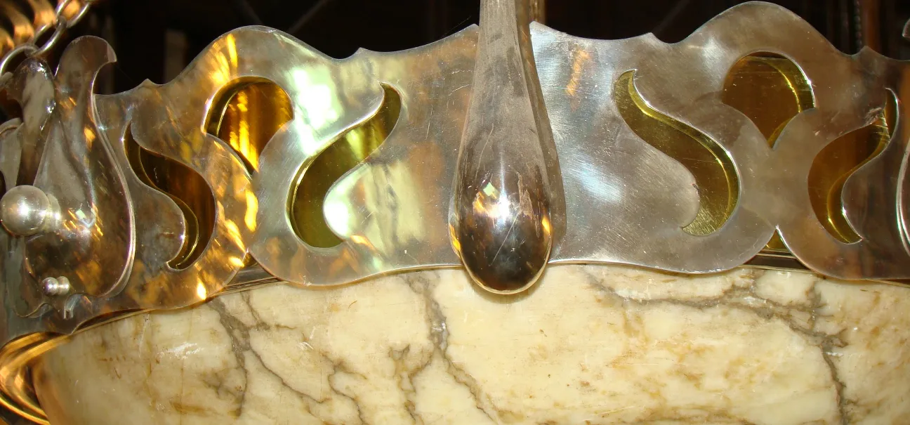 Lámpara de techo antigua con detalles brillantes y elegantes