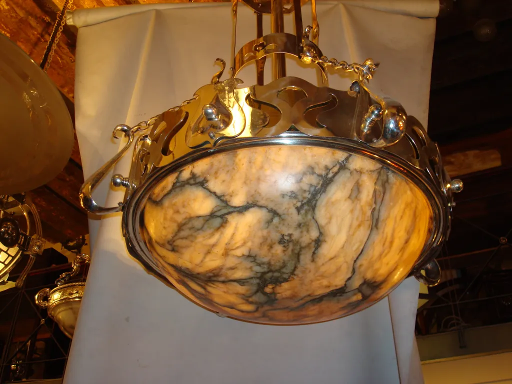 Lâmpada de teto antiga impressionante com design clássico em tons suaves