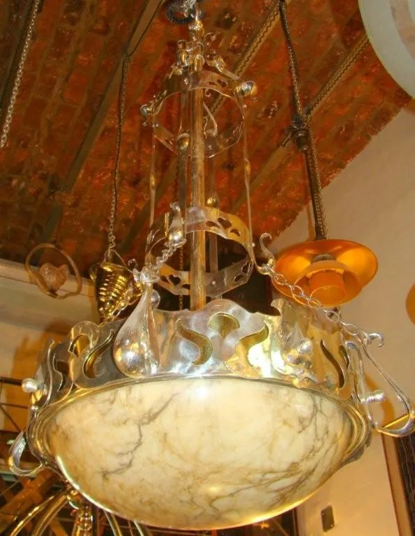 Lampada a sospensione antica con dettagli intricati ed elementi decorativi