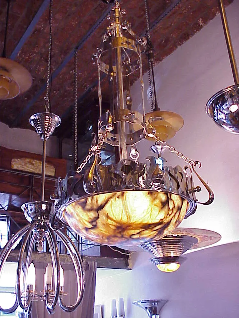 Lampada de teto antiga com detalhes decorativos e estilo clássico