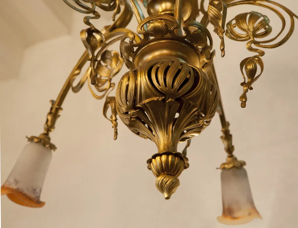 lampada de teto antiga com detalhes elaborados em bronze