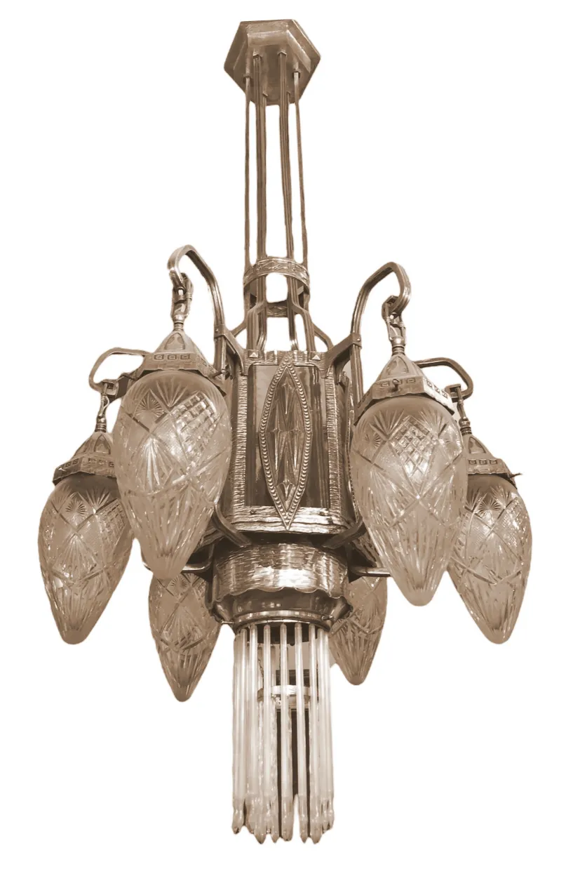 Lustre ancien avec plusieurs bras et cristaux brillants.