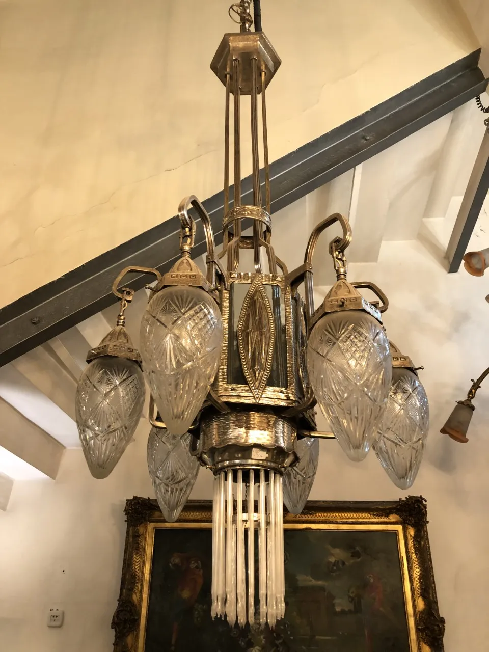 Antike Hängelampe mit Kristalldetails in einem klassischen Setting.