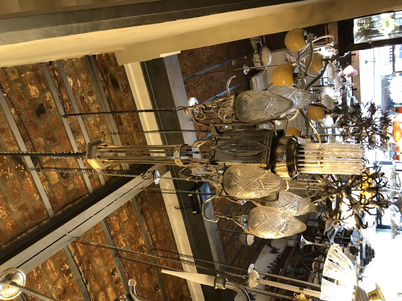 고전적인 설정에 있는 반짝이는 크리스탈이 있는 고전적인 교수형 램프