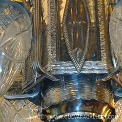 Lustre ancien avec des détails en cristal, idéal pour les décorations. Un élément lumineux dans l'environnement.