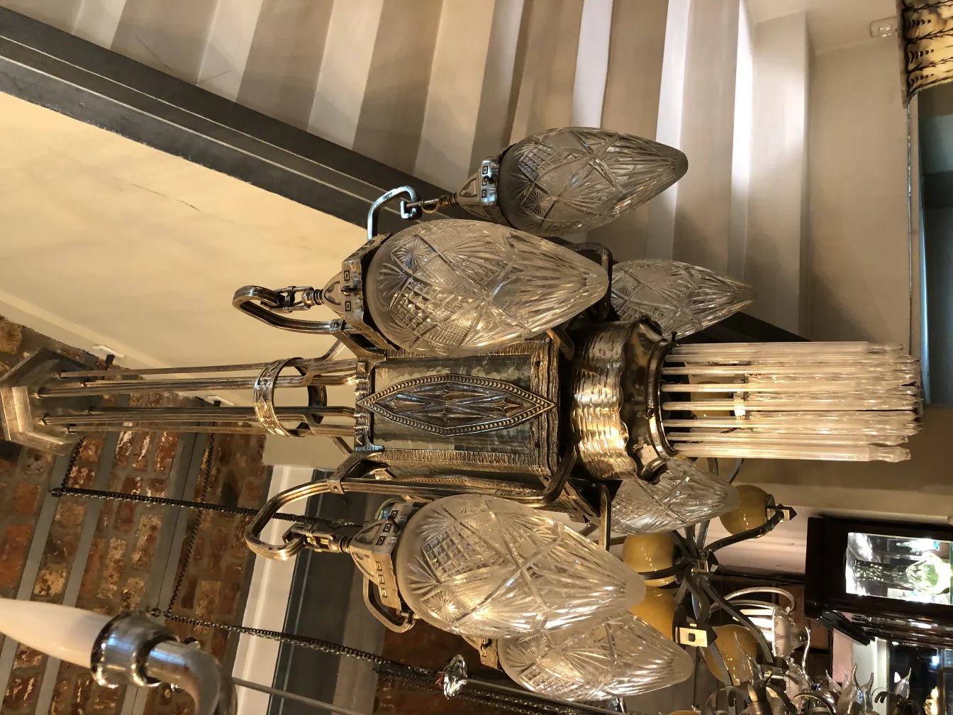 Lâmpada de teto antiga com detalhes ornamentais em um ambiente elegante.