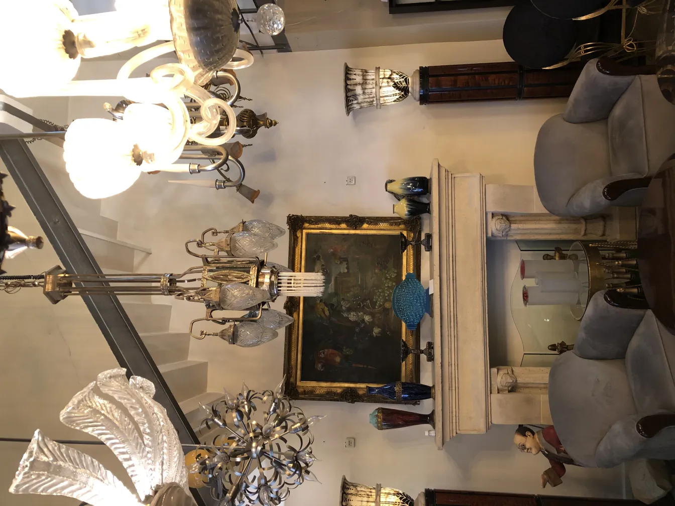 Антикварная подвесная лампа с несколькими светильниками в элегантной обстановке