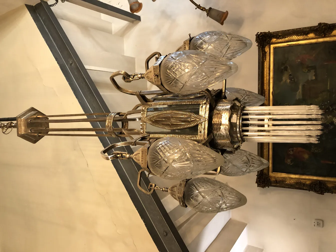 Lampada a sospensione antica con paralumi in vetro dettagliati e design elegante