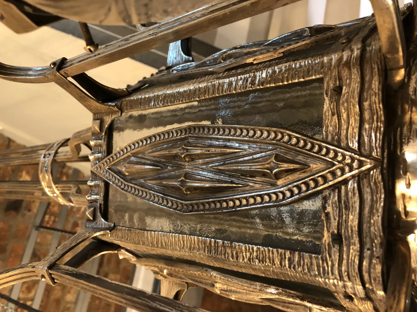 Lustre antique avec des détails élaborés dans un cadre chaleureux.