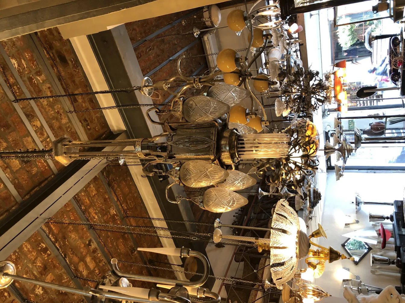 Древняя подвесная лампа с яркими огнями и цветочными украшениями.