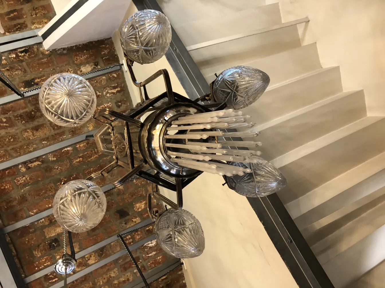 古風のハンギングランプ、ガラスボールの詳細があり、ビンテージ装飾に最適です。