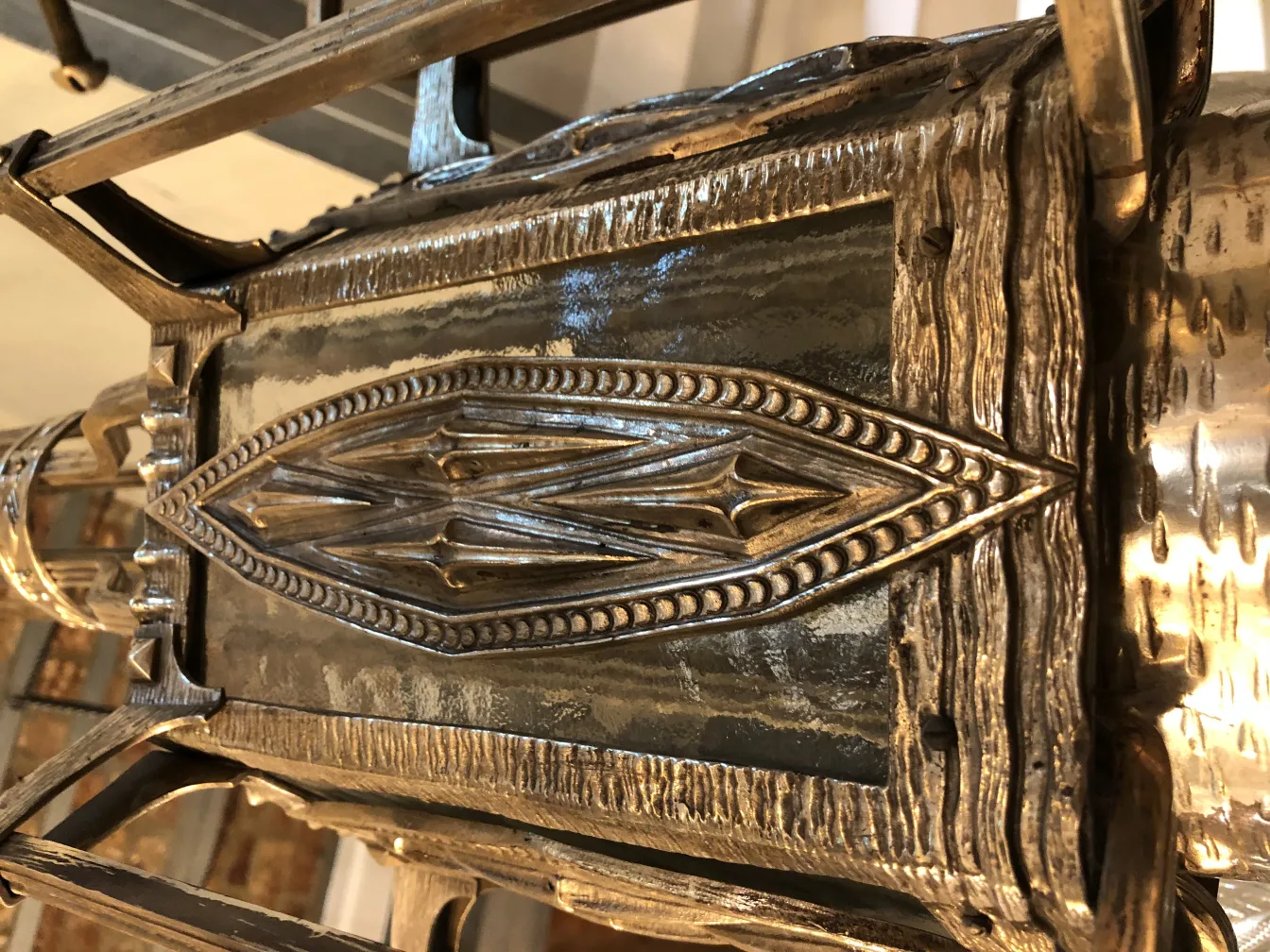 Lâmpada de teto antiga com detalhes decorativos elegantes.