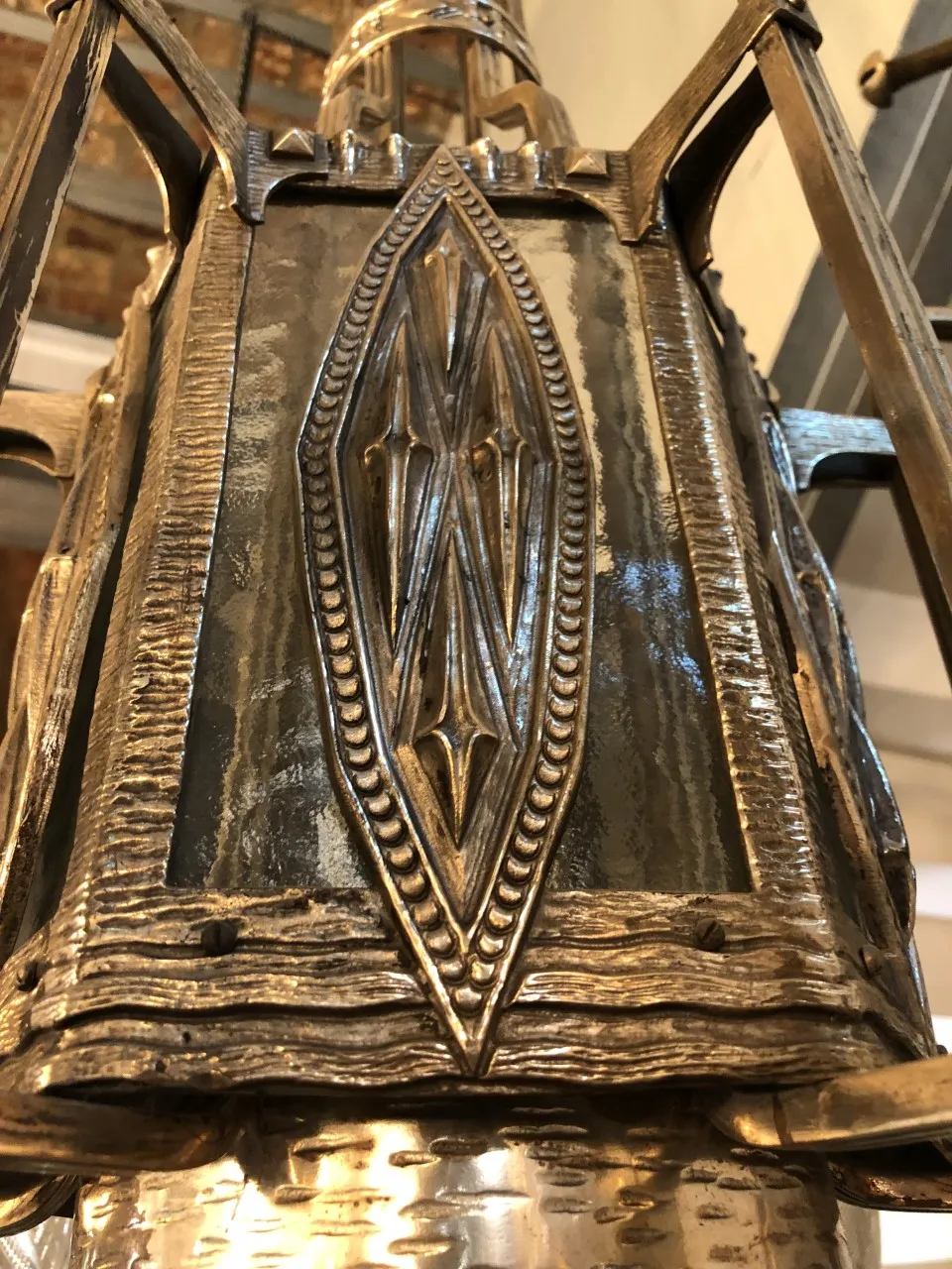 Lámpara de techo antigua con diseño detallado en metal