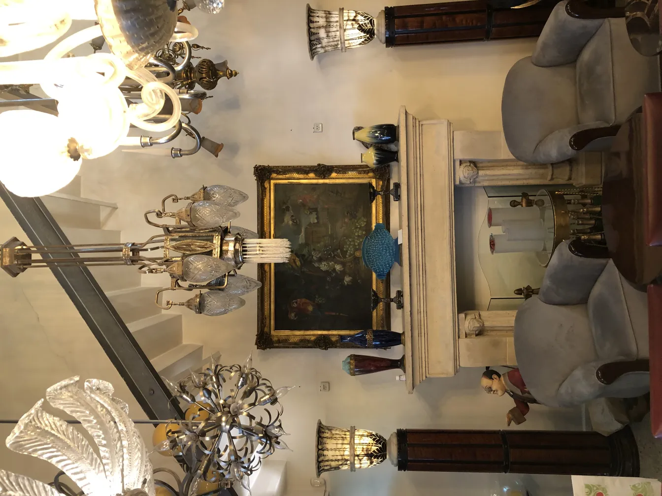 Lampada a sospensione antica con dettagli eleganti e luci