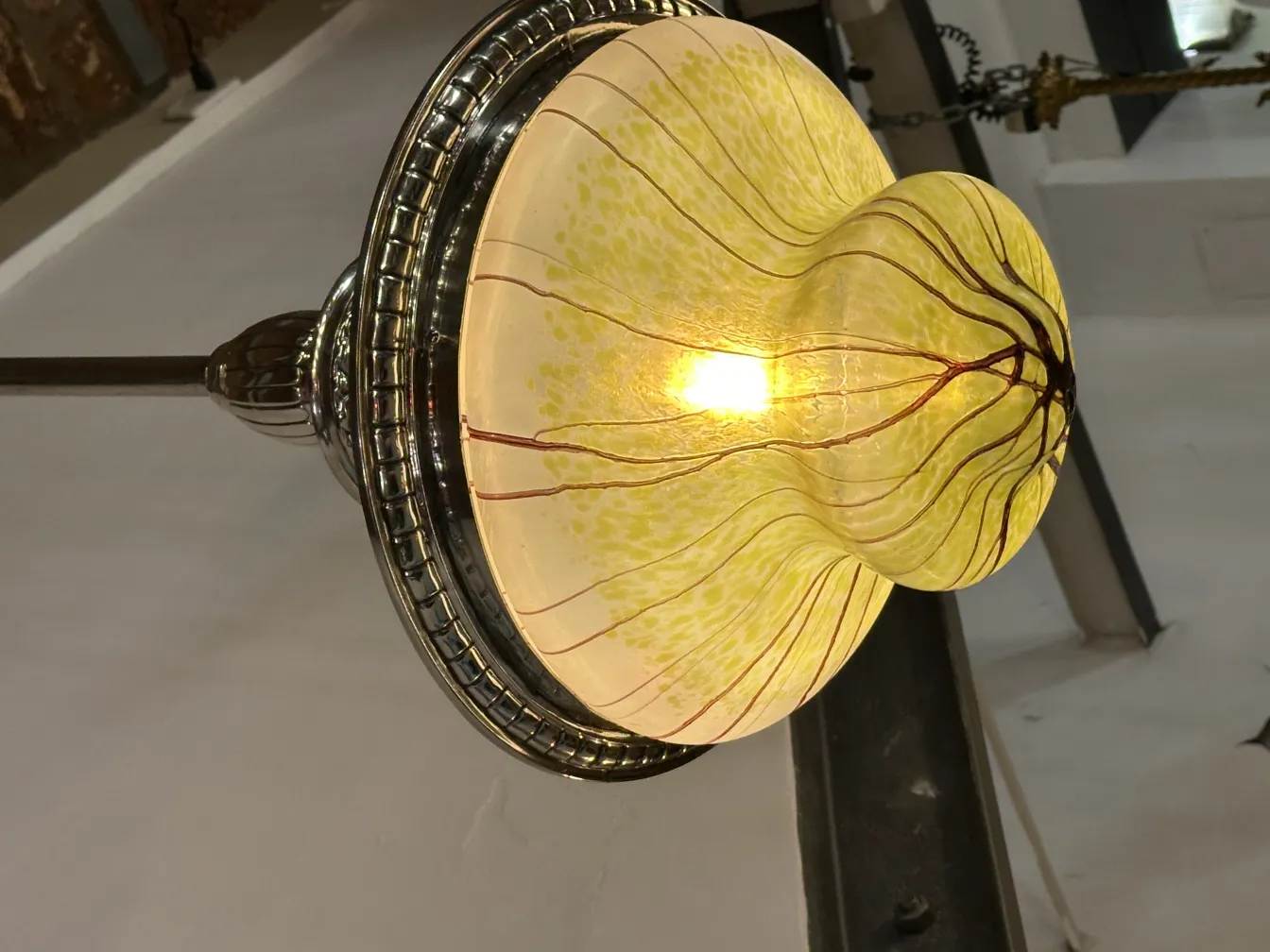 Ancien lustre en verre coloré, illuminant l'espace, fait partie d'un décor.