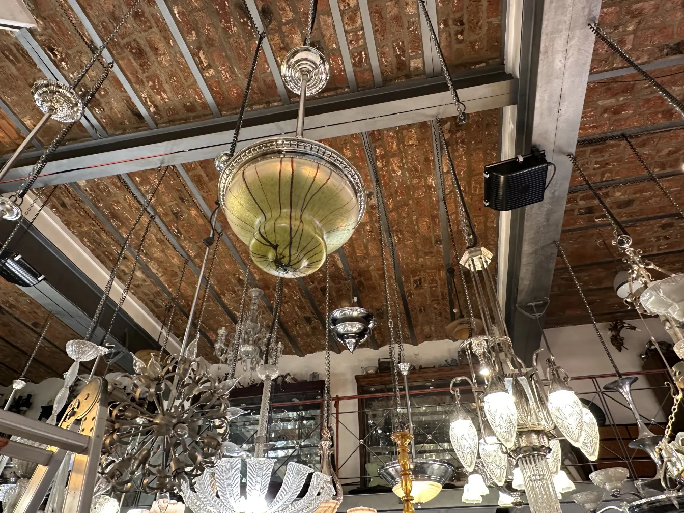 Lâmpada de teto antiga de vidro, adicionando charme a um espaço aconchegante.