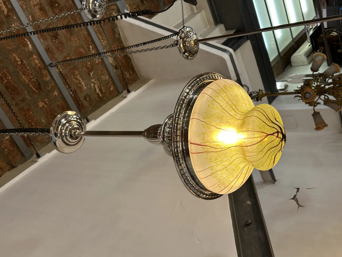 Lustre antigo com design único em um ambiente