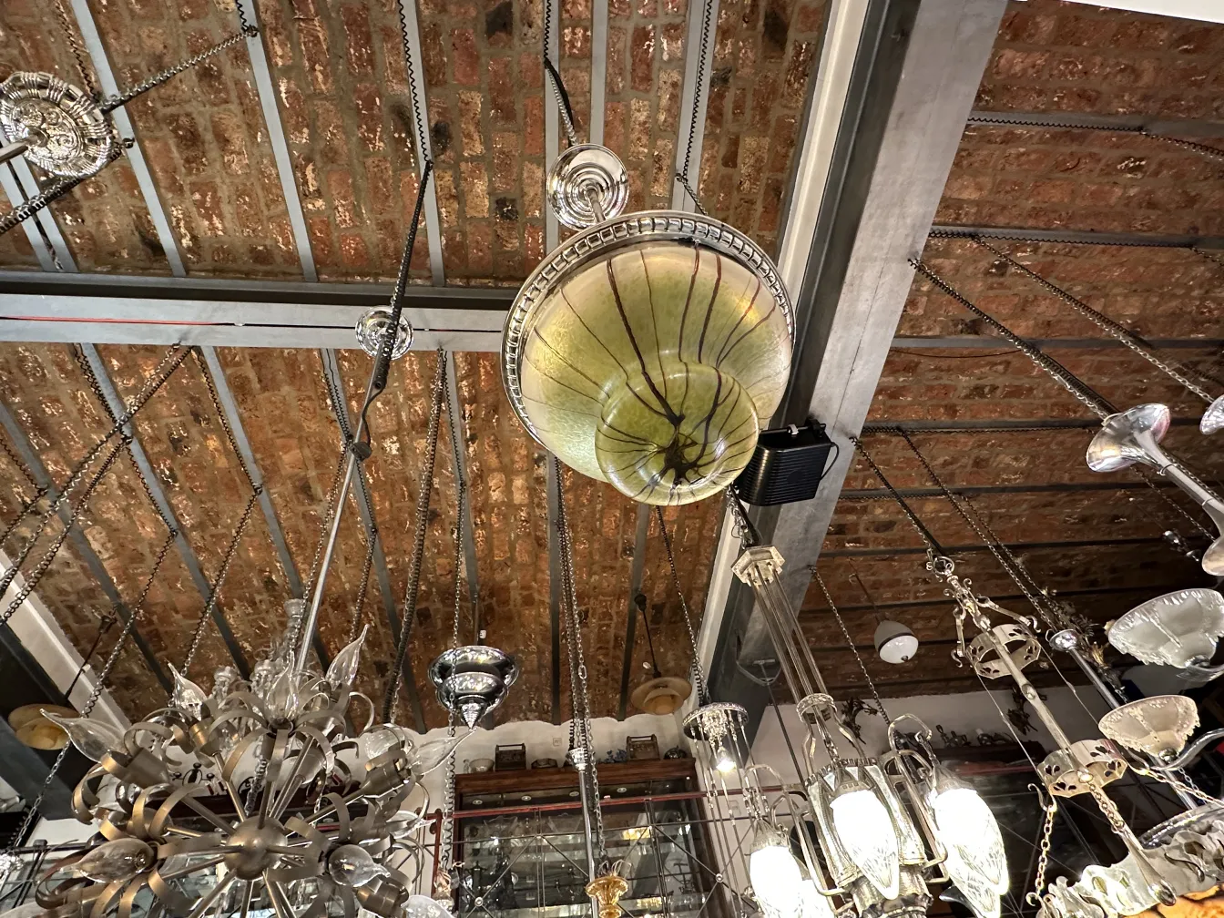 Ancienne lampe suspendue en verre, élégante et décorative, suspendue dans un cadre vintage.