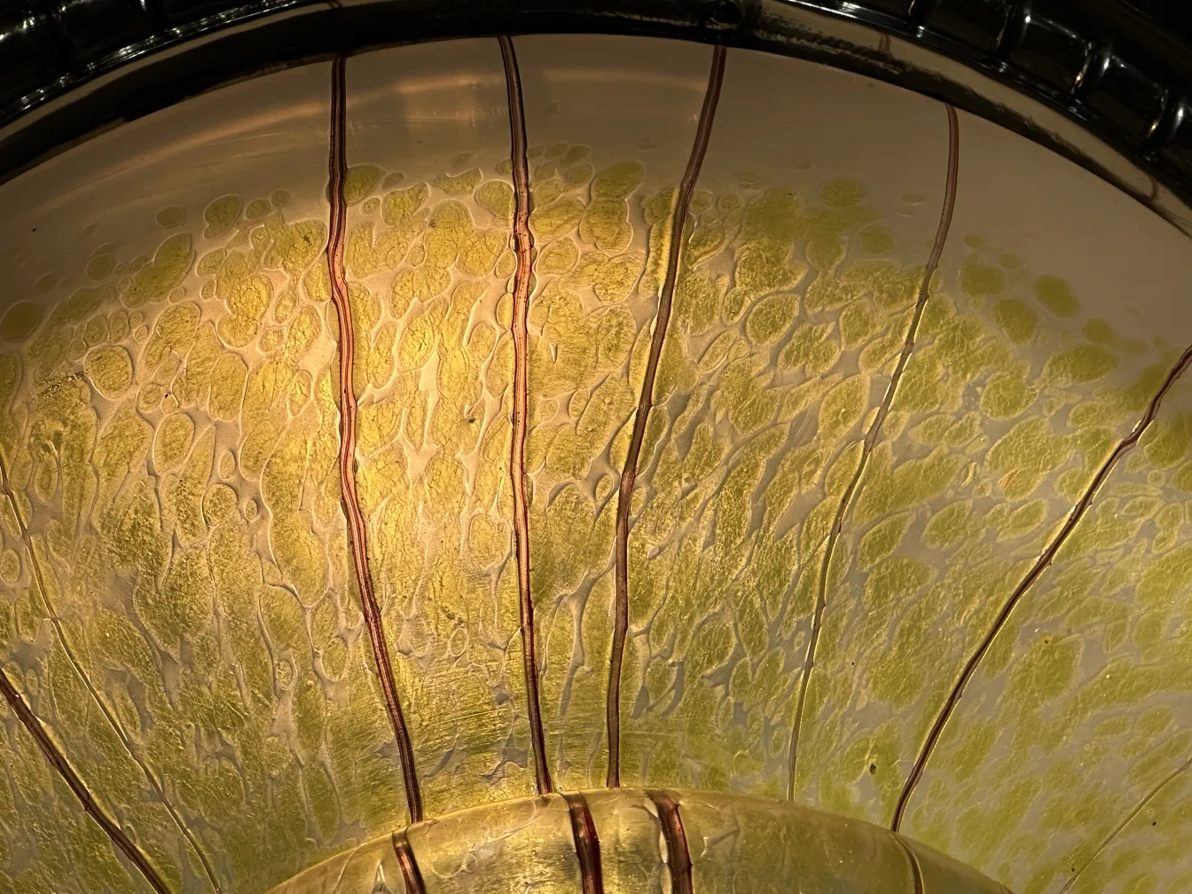 古董吊灯，精致的玻璃设计，散发温暖的光。