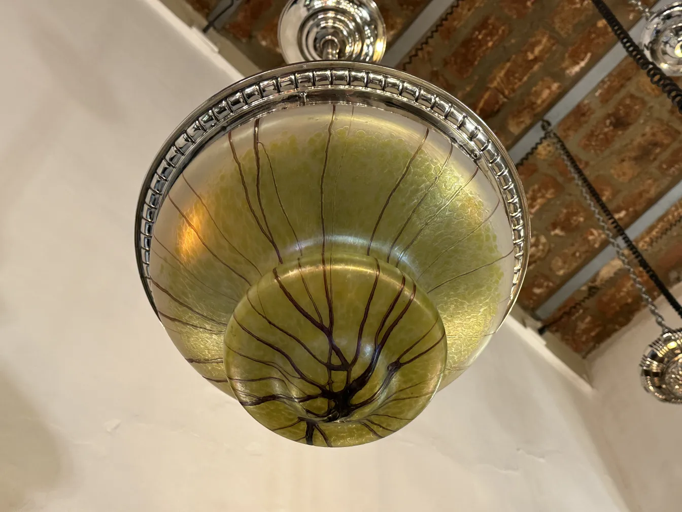 Lámpara de techo antigua con diseño único y elegante, ambiente acogedor.