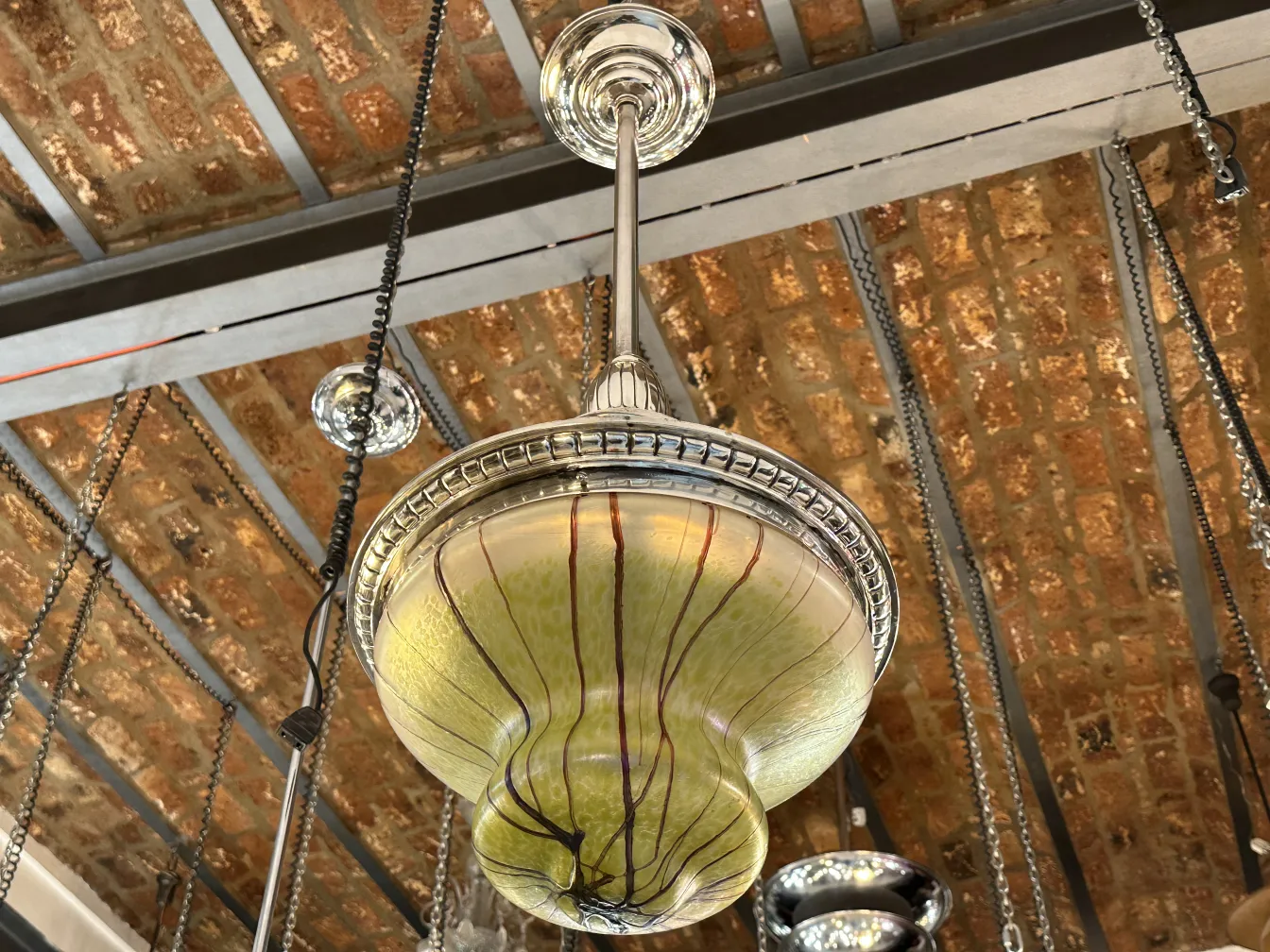 Lustre ancien avec un design unique et élégant