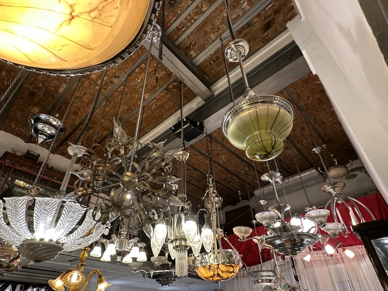 Lâmpada de teto antiga com design ornamental de vidro e metal