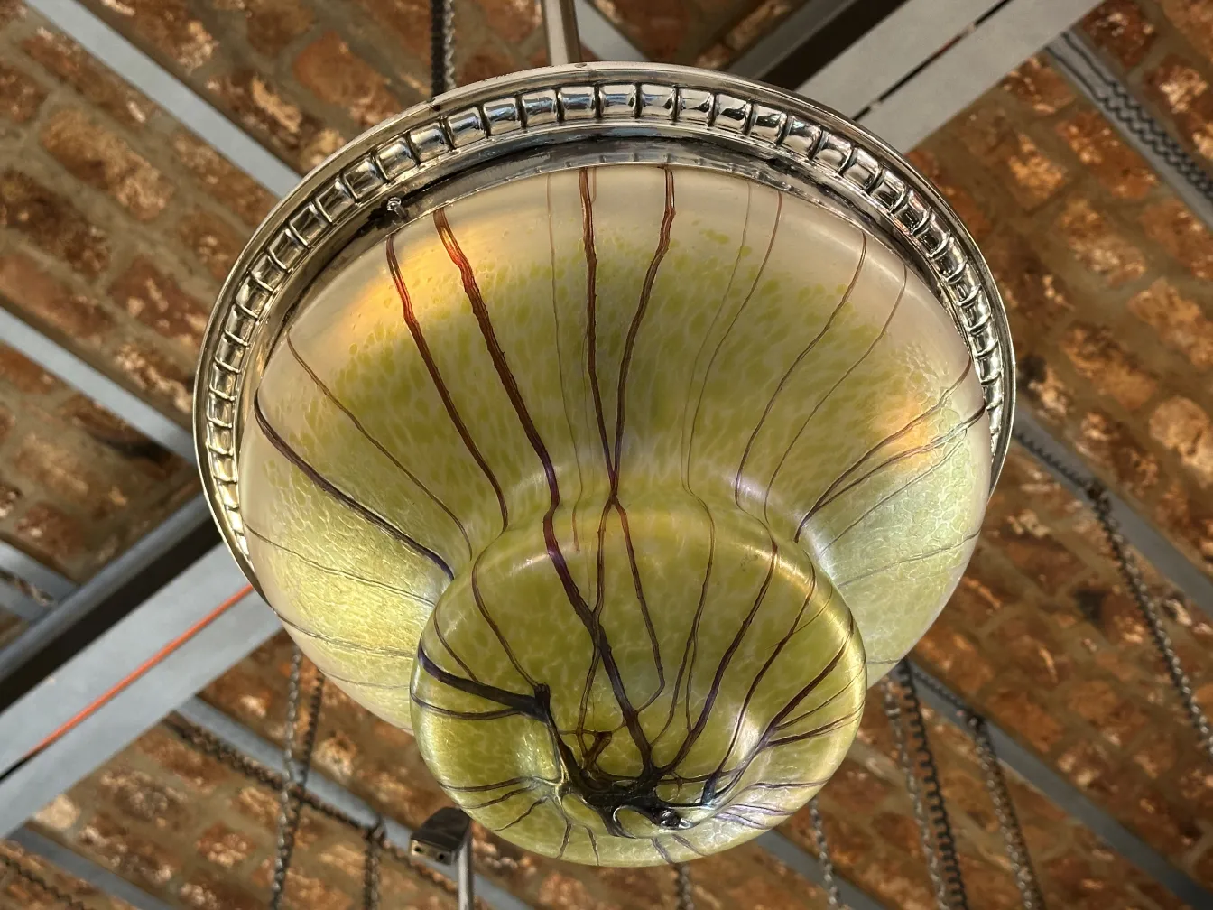 lustre ancien avec des tons verts et des motifs de lignes