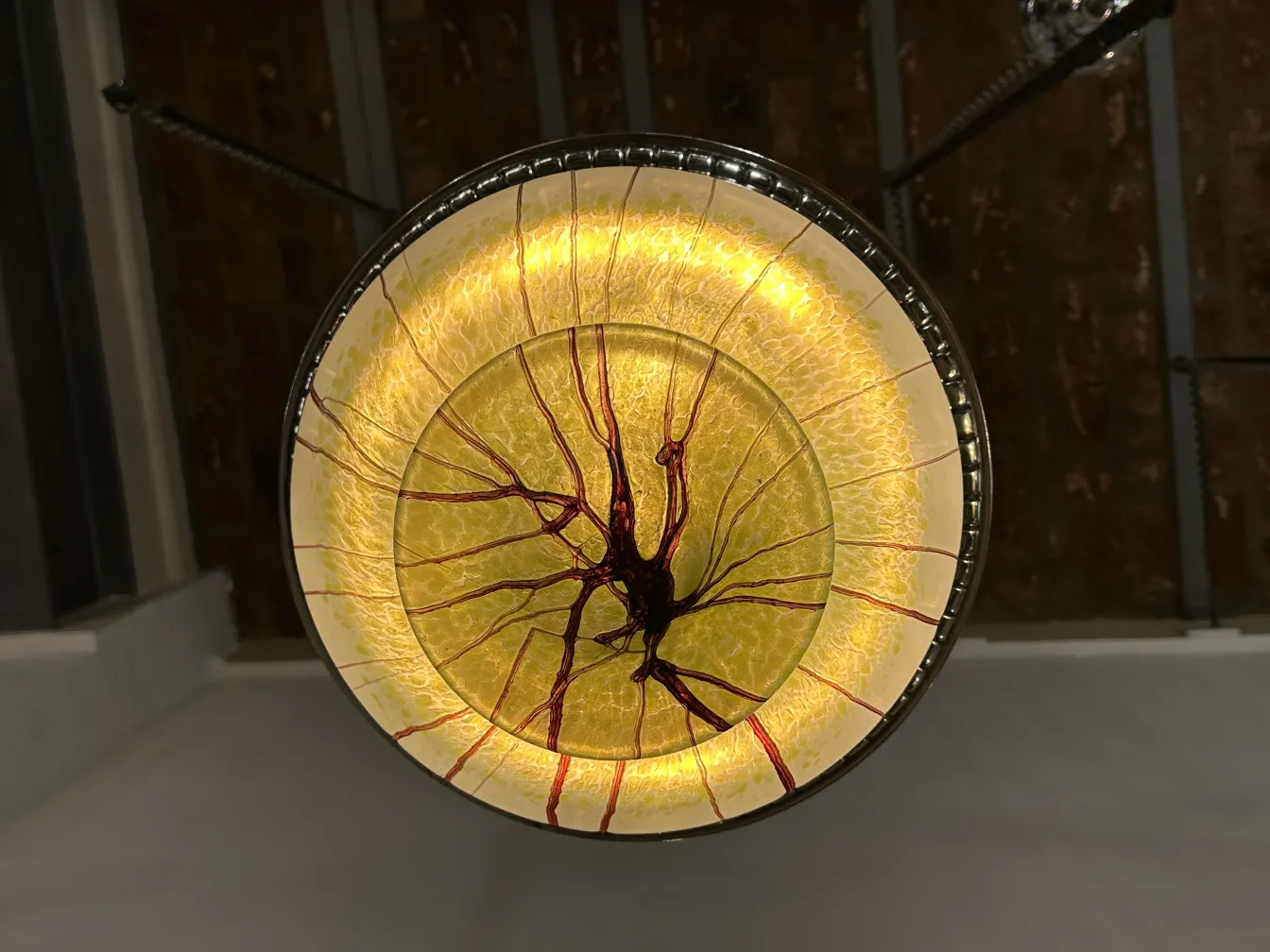 Lustre antique avec un design jaune accrocheur