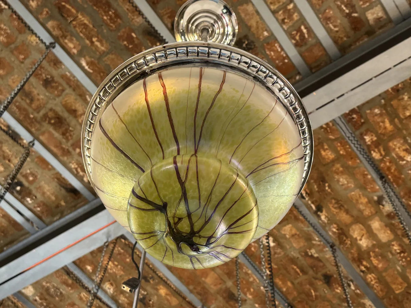 Lustre ancien vert avec des détails foncés, cadre rustique.