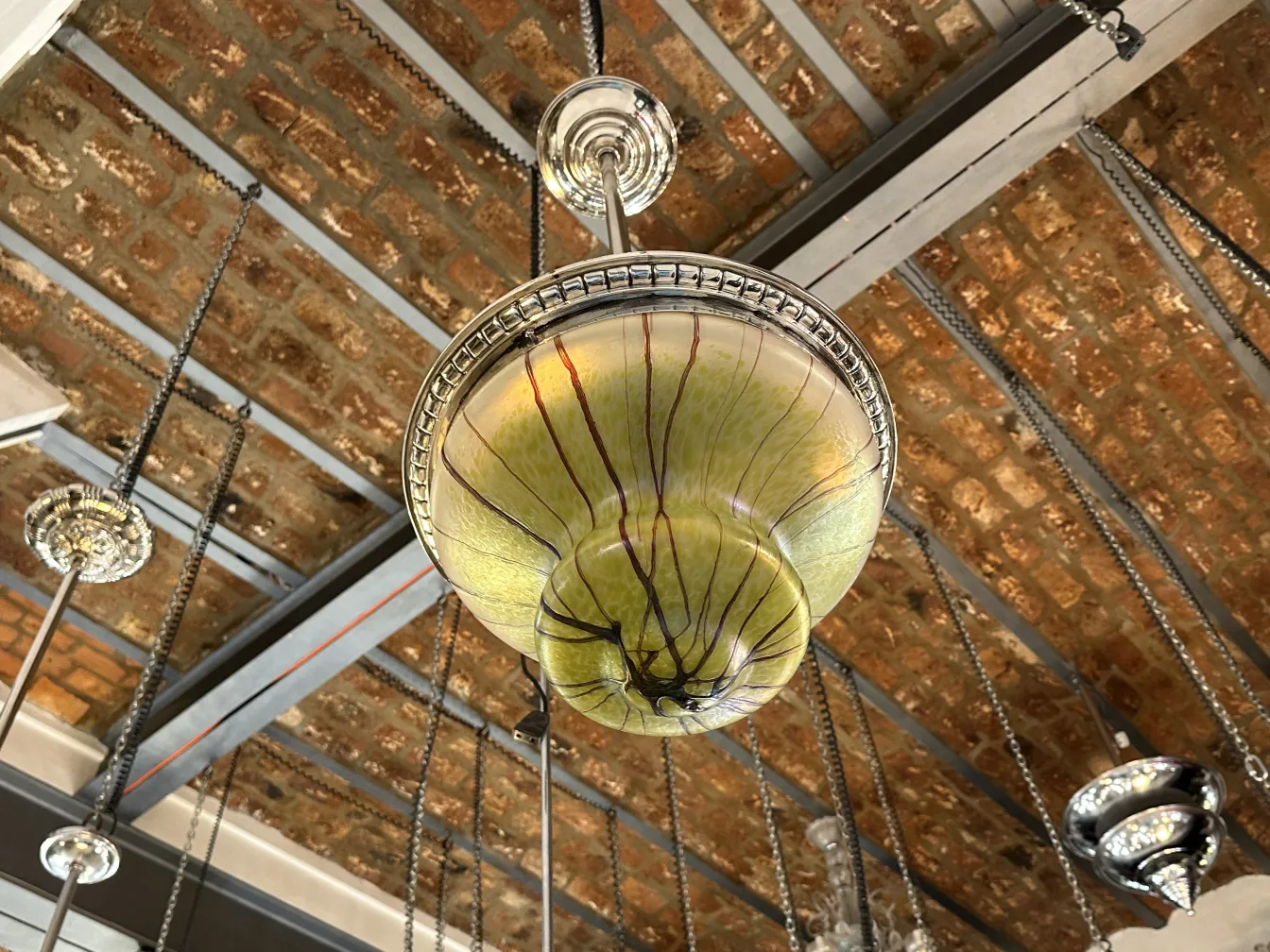 Lâmpada de teto antiga com design único e detalhes atraentes.