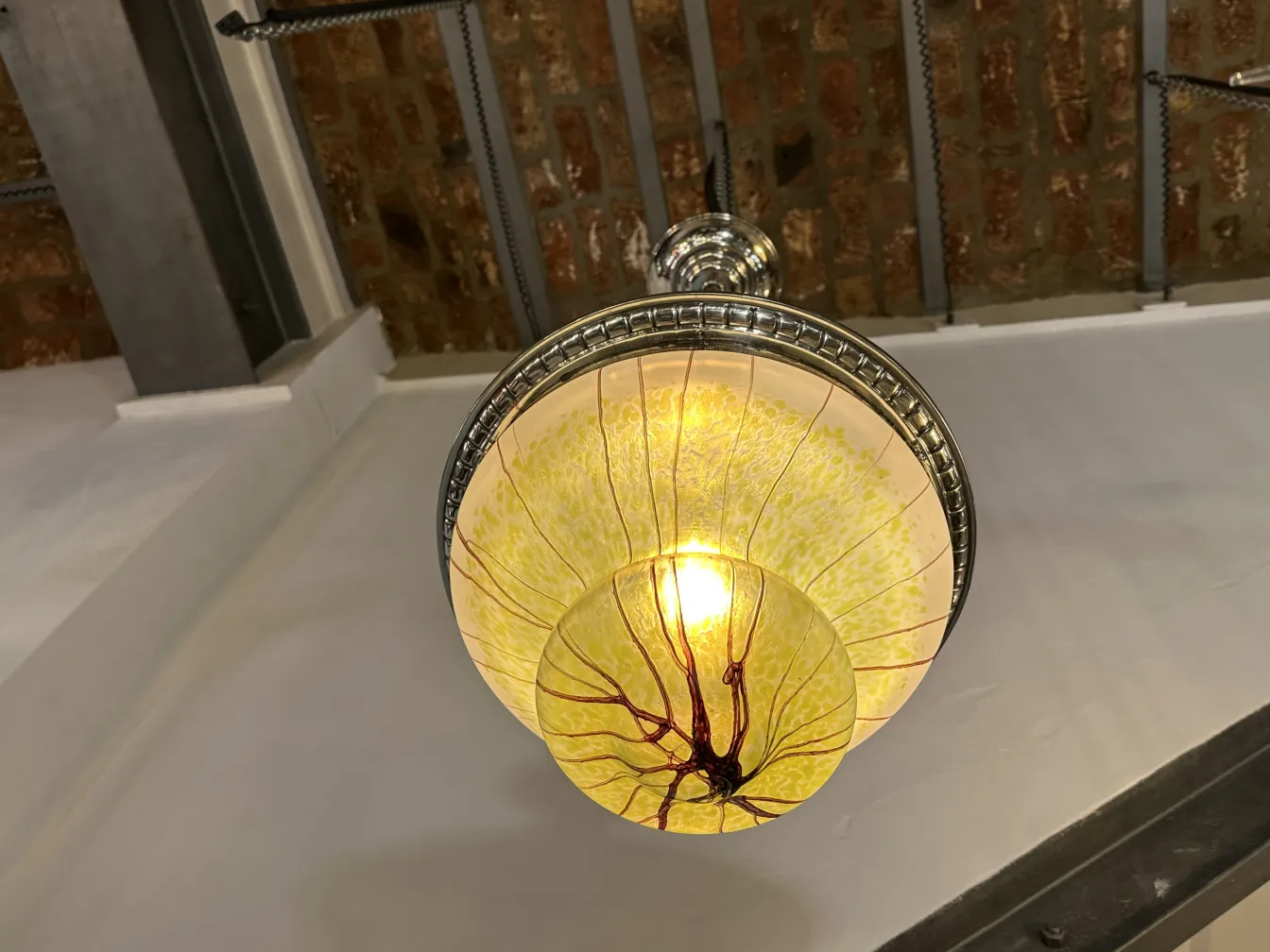 Lâmpada de teto antiga com design amarelo claro e detalhes vermelhos