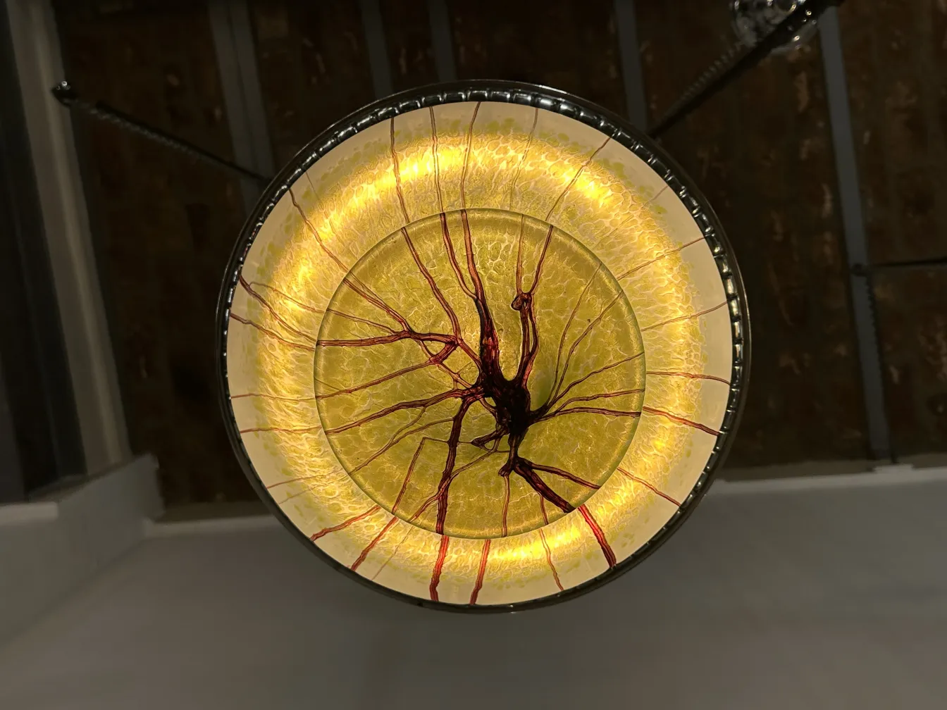 Lampada a sospensione antica con design unico e dettagli intricati