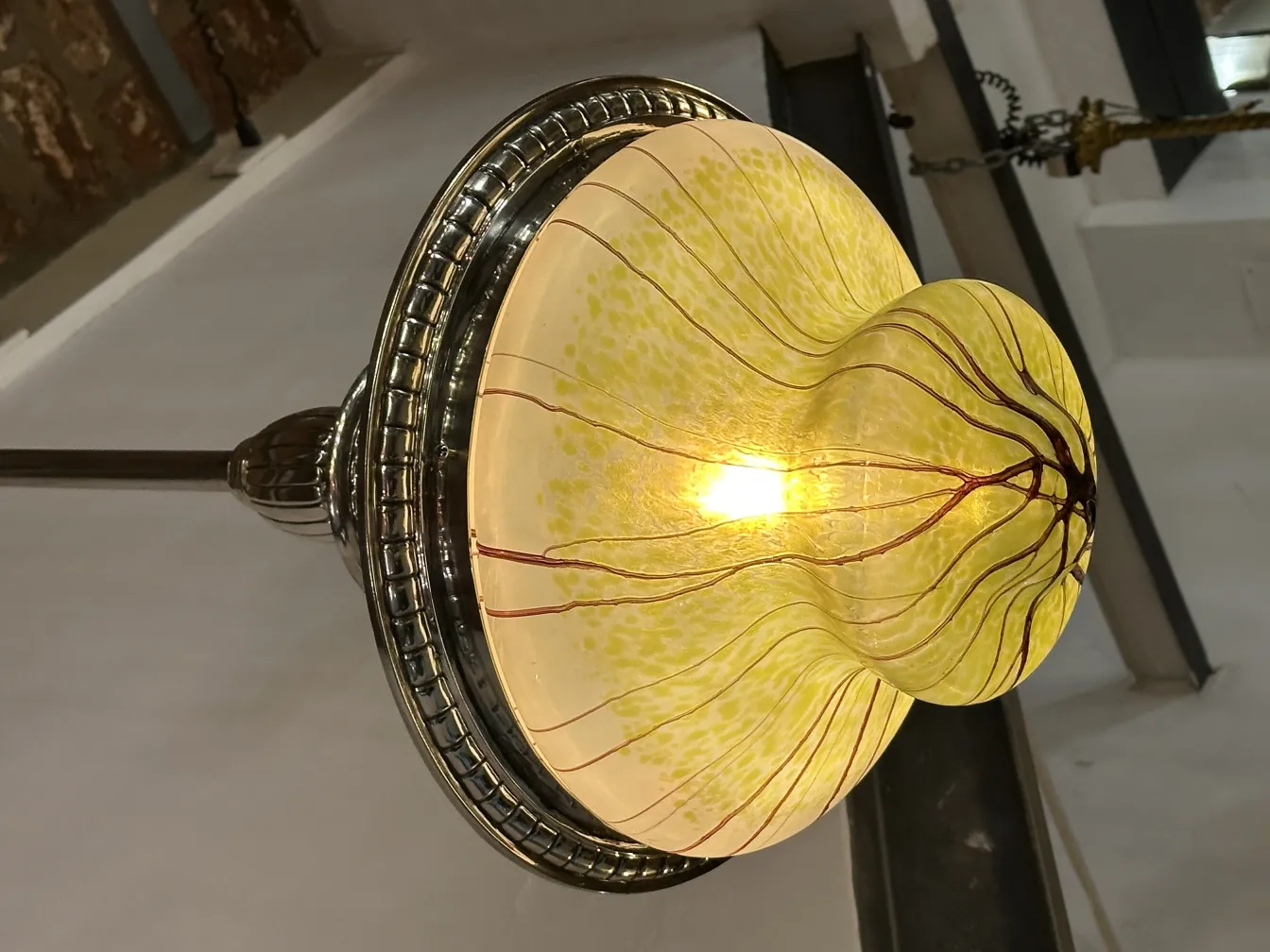 Lampada a sospensione antica con design giallo e linee