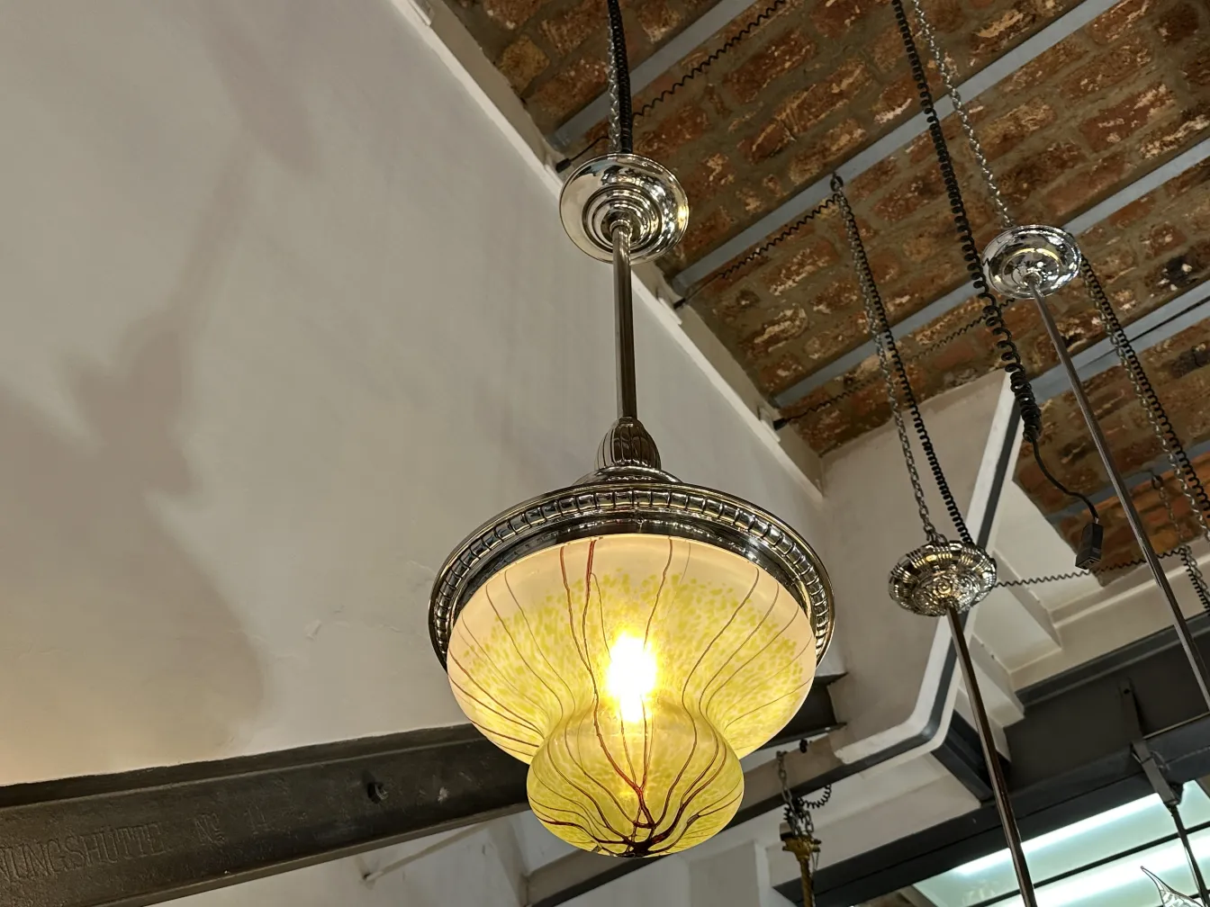 Antike Hängelampe mit gelbem Flammendesign und Glas