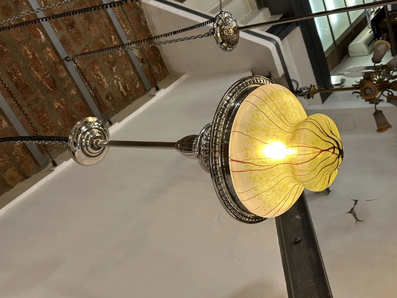 Lámpara de techo antigua con diseño luminoso y colorido, en un ambiente acogedor.