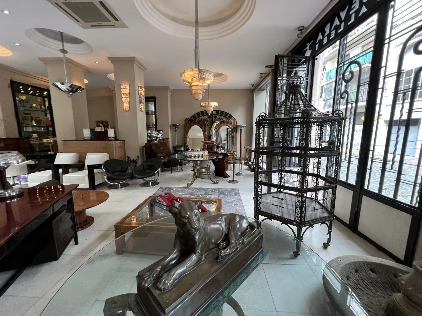 Lâmpada de teto antiga em um ambiente moderno e elegante