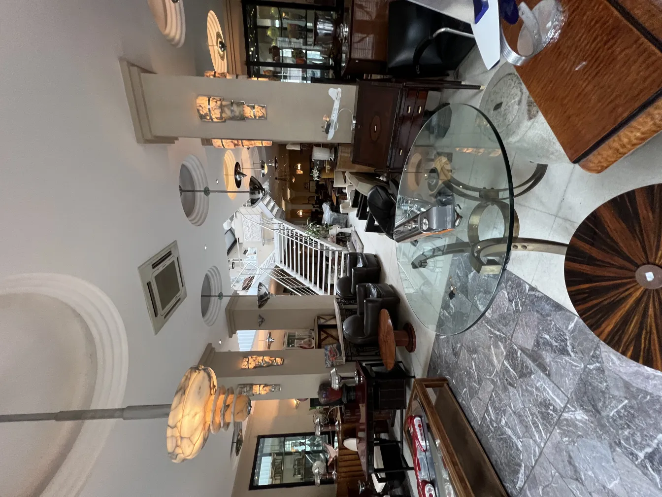 エレガントな設定にある古いハンギングランプ。