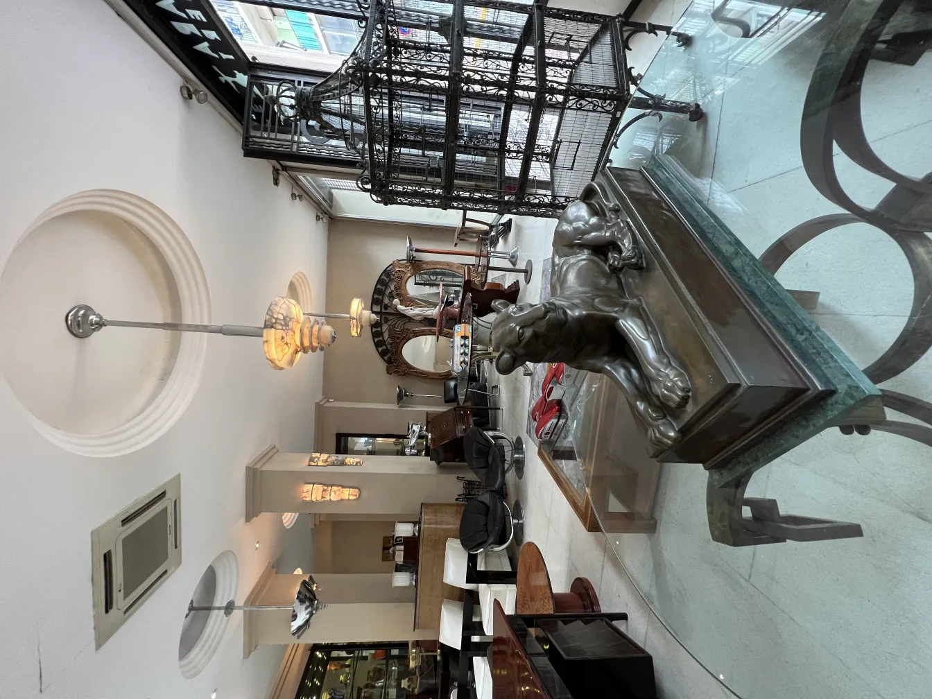 Lampada a sospensione antica con design elegante e dettagli intricati in un ambiente accogliente.