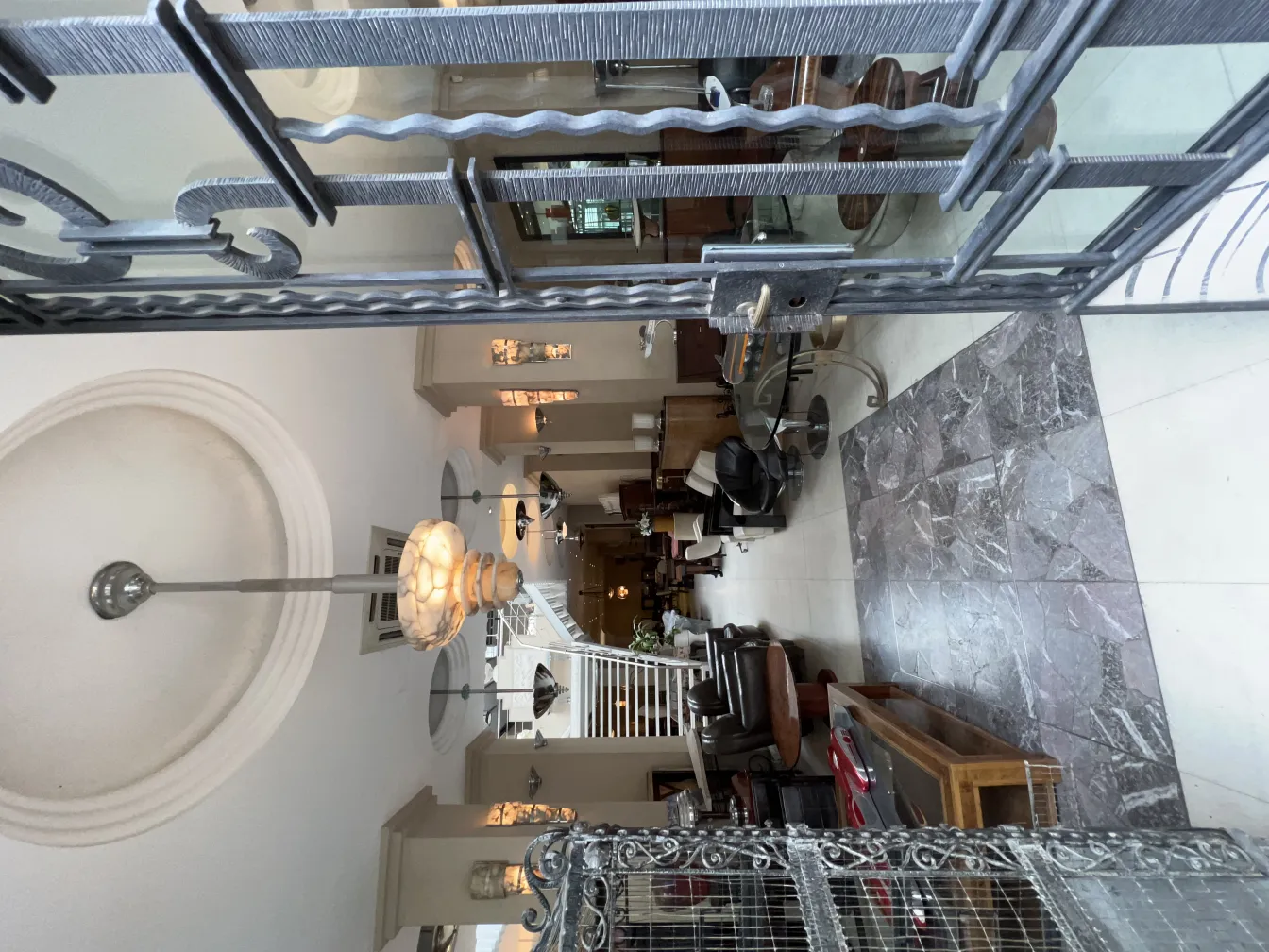 고대 교수형 램프가 가구가 있는 우아한 거실을 밝힙니다