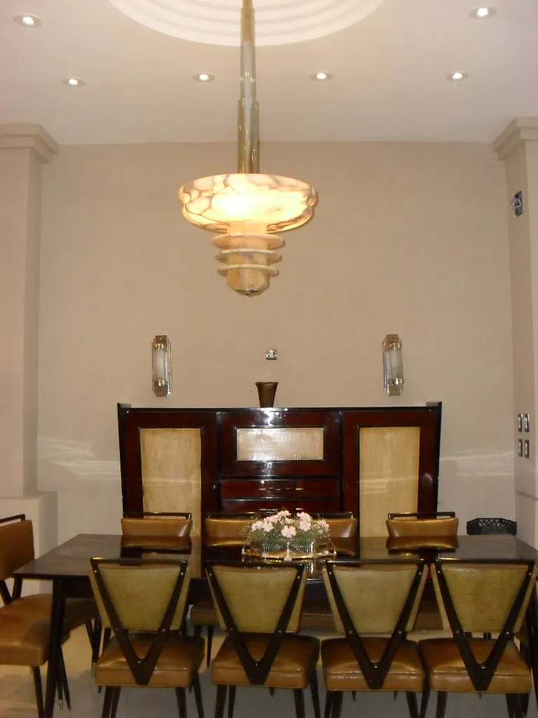 Lâmpada de teto antiga com design elegante em ambiente de jantar.