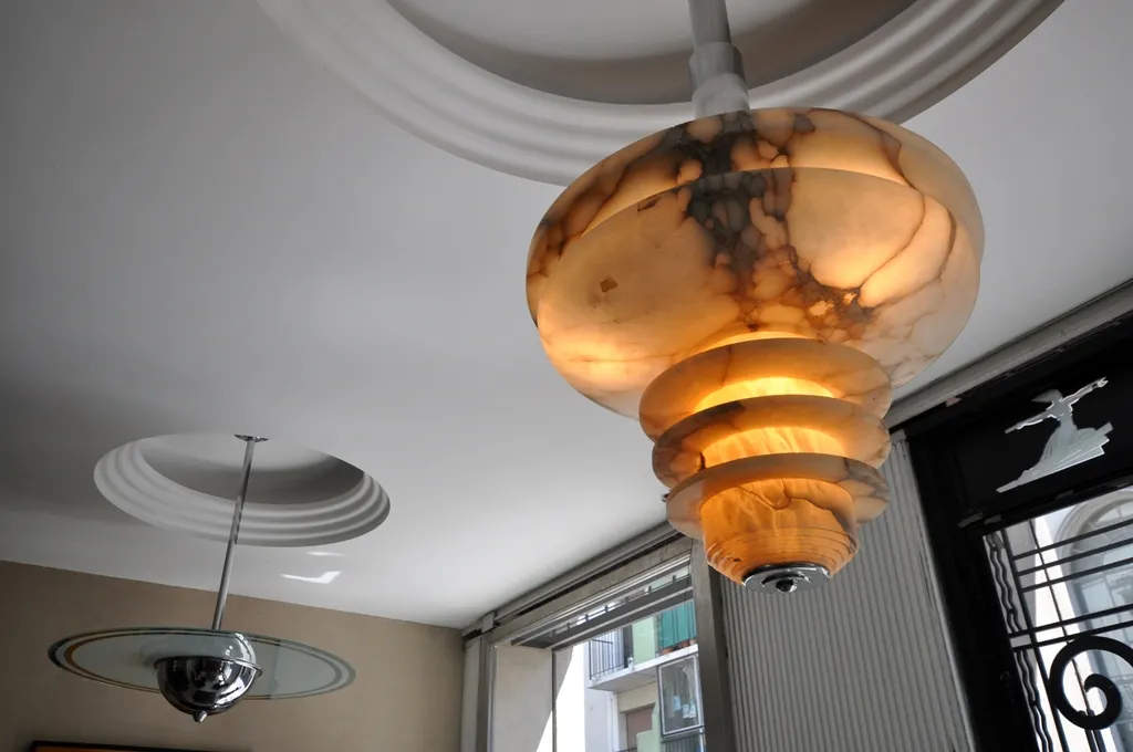 Lâmpada de teto antiga com design em mármore e luz quente em um ambiente moderno