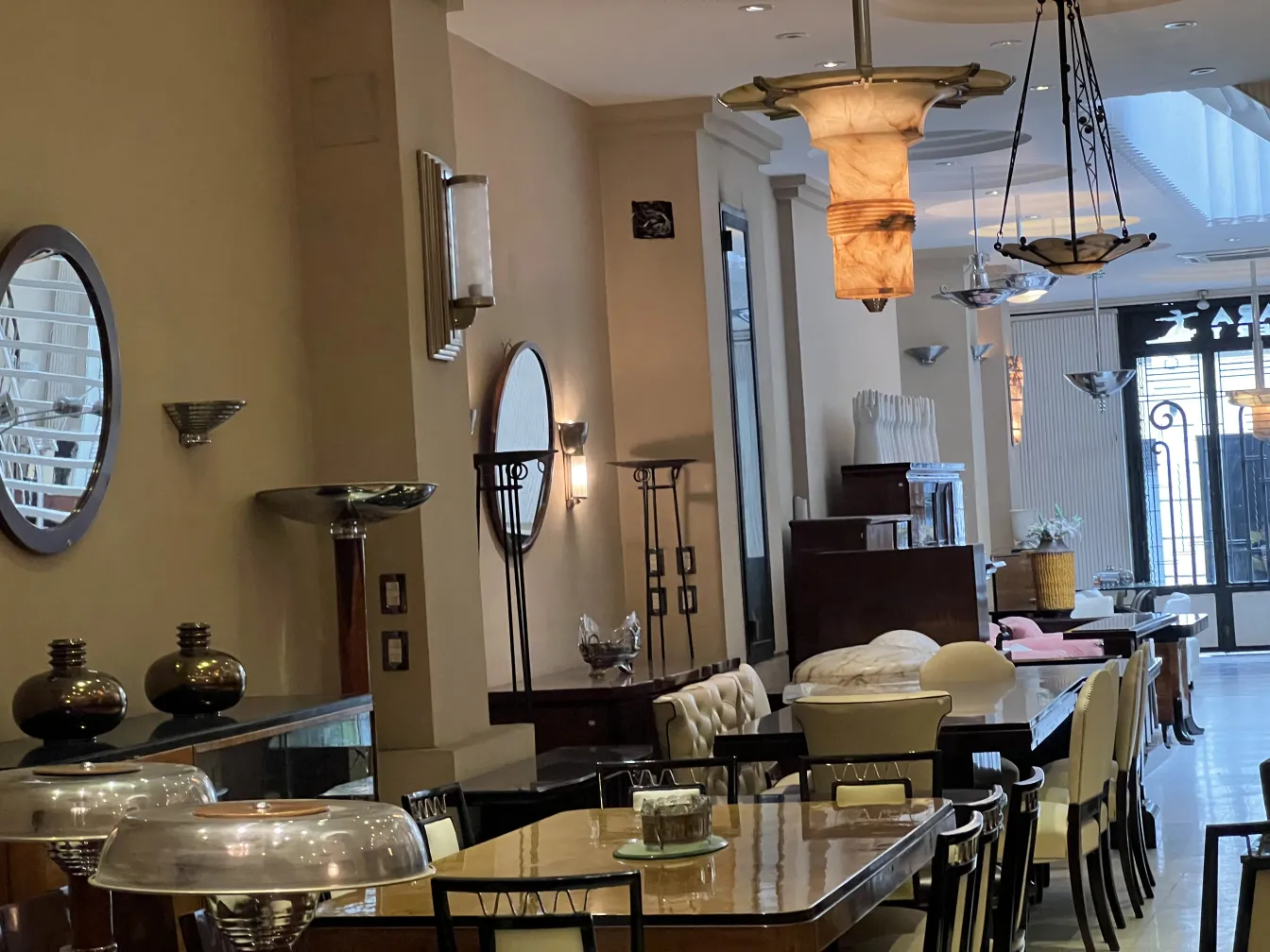 مصباح معلق قديم بأسلوب زخرفي في بيئة أنيقة.