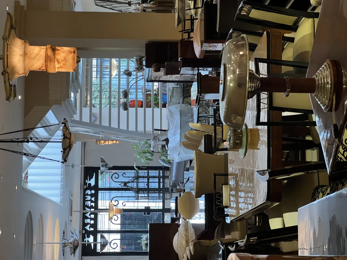 居心地の良い空間にあるエレガントな古いハンギングランプ