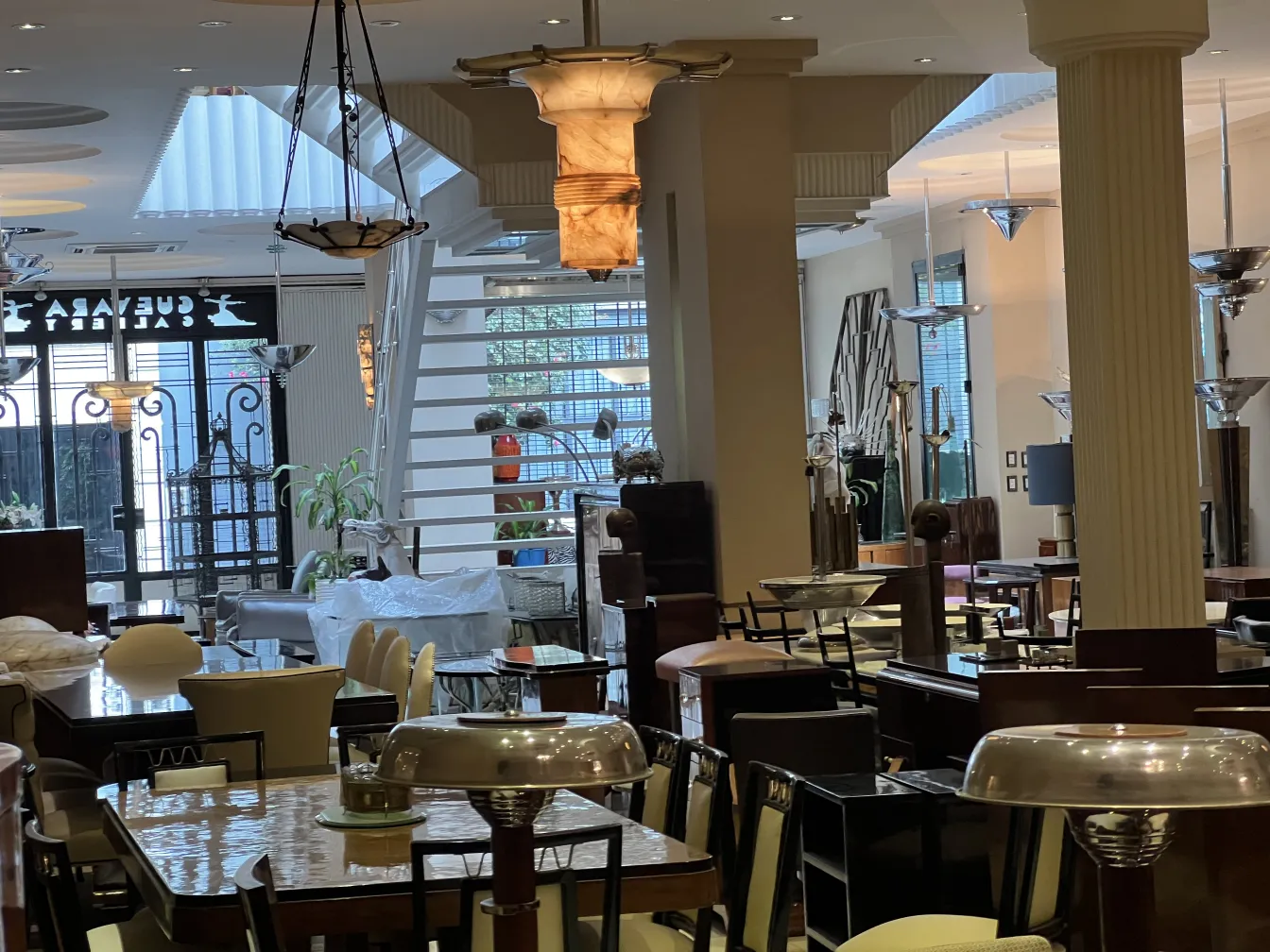 lampada de teto antiga com design elegante em restaurante