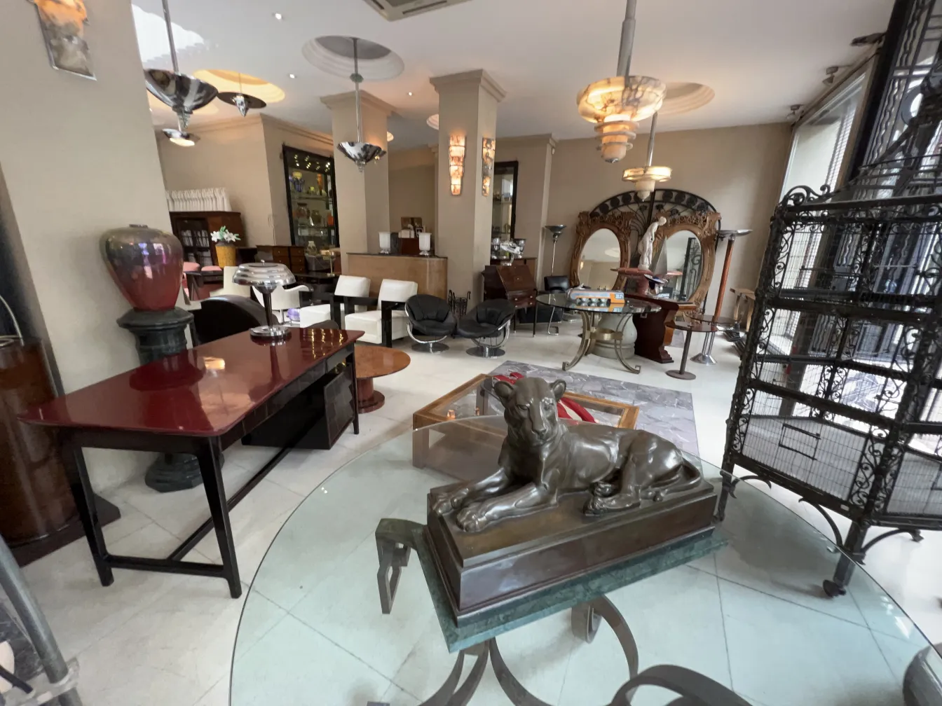 Lámpara de techo antigua colgante en un acogedor salón.